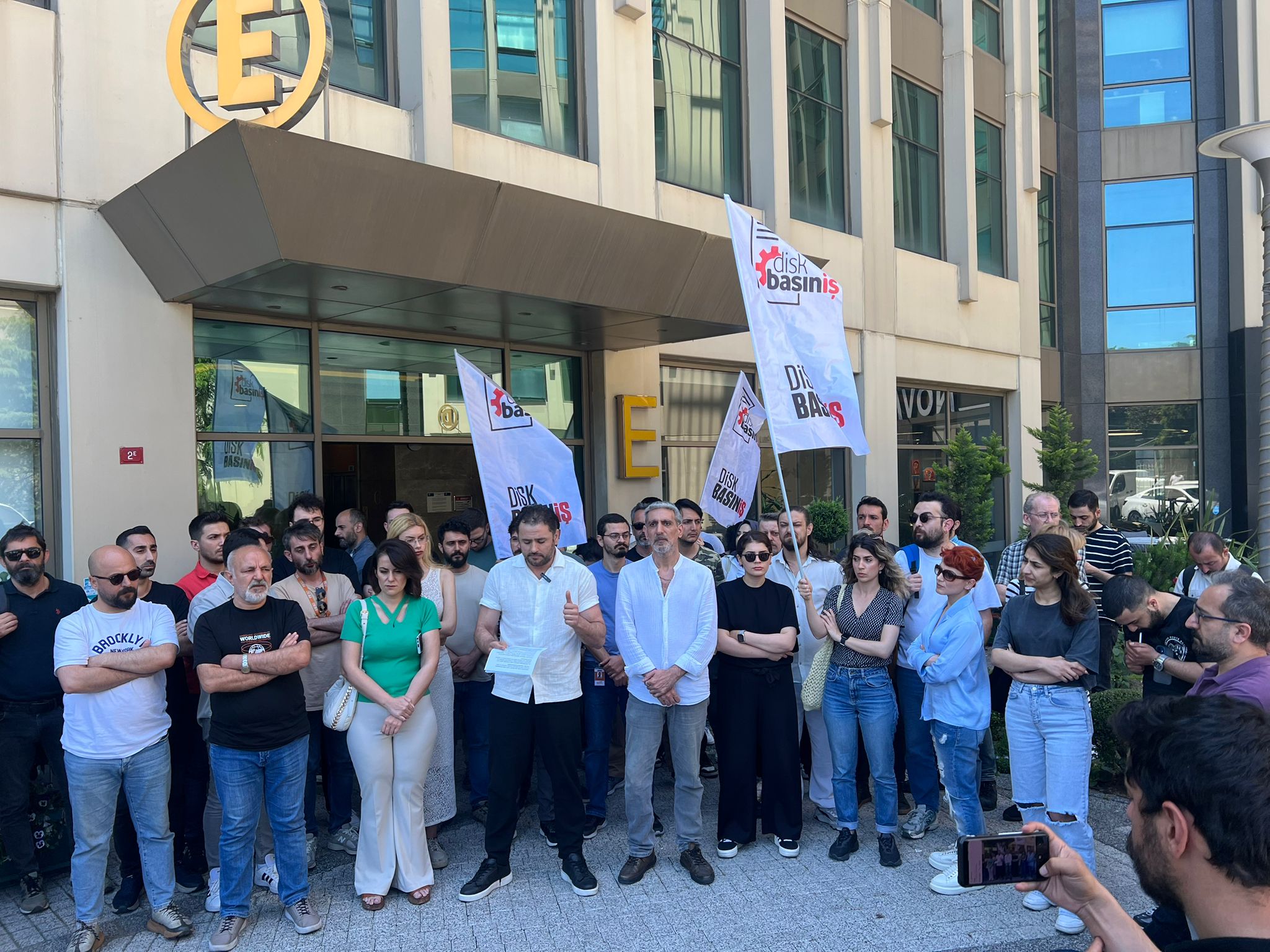 Geceyi İş Yerinde Geçiren KRT Emekçileri Hakları İçin Direnişte